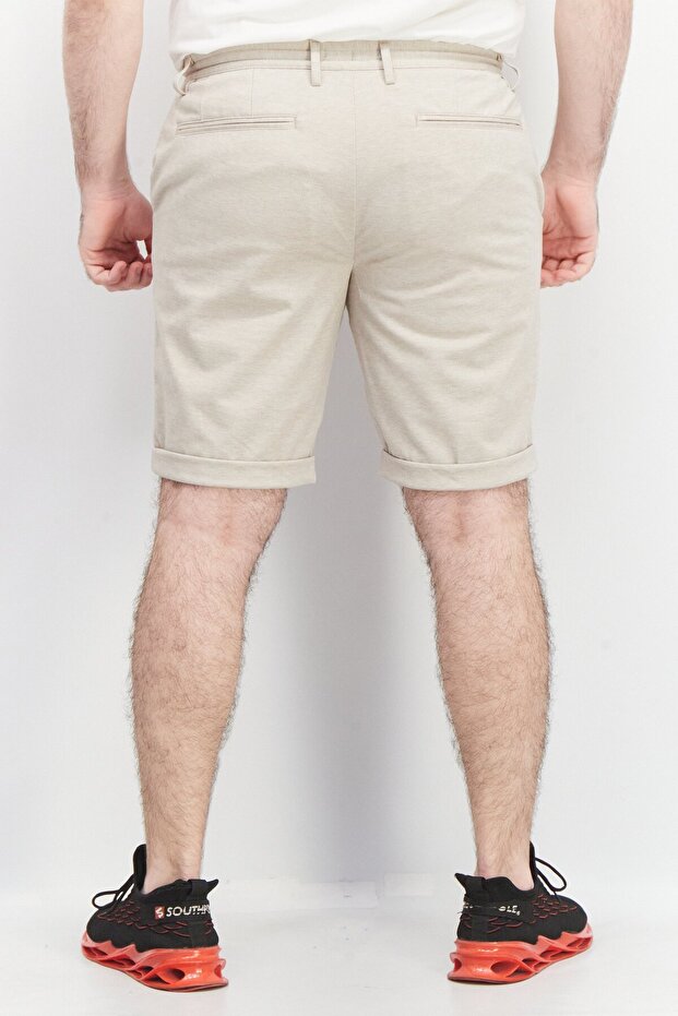 شورت رجالي أساسي بقصّة عادية وملمس مميز، لون بيج - 4