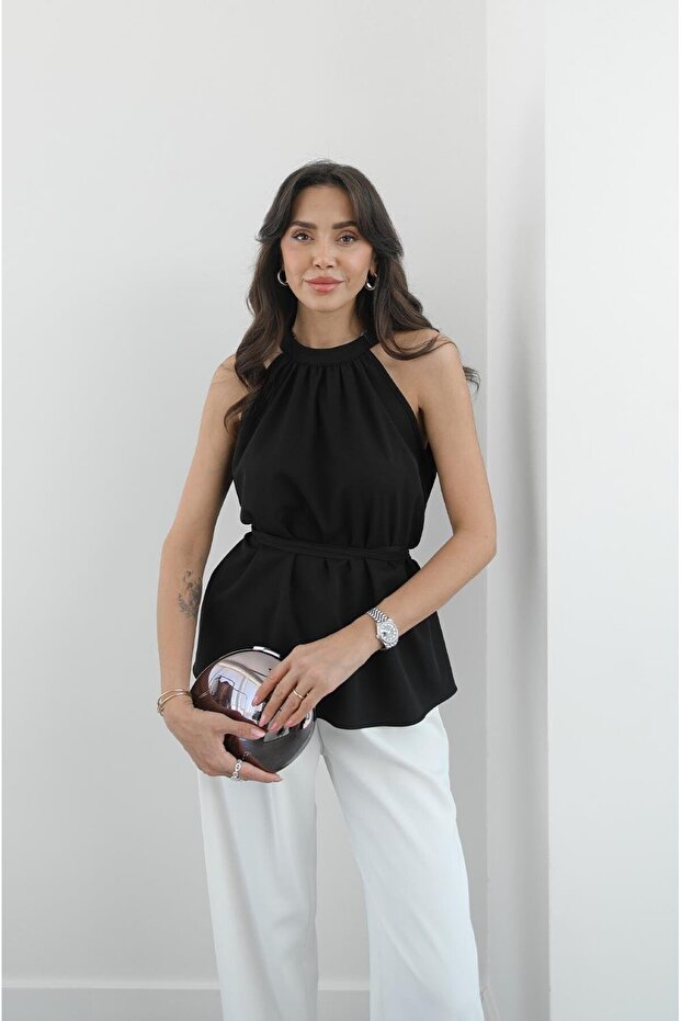 Schwarze ärmellose Bluse mit String-Gürtel - 1