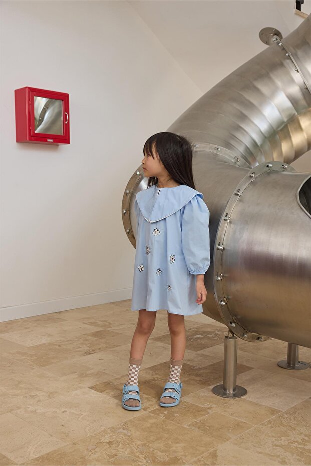 Mavi Üçgen Yaka Nakışlı Elbise - 2