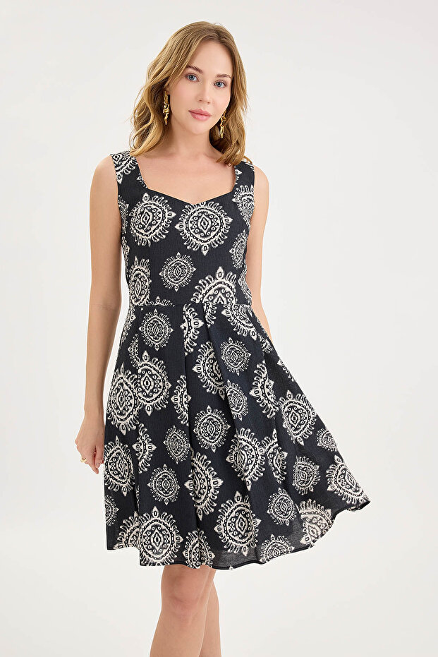 فستان قصير بحزام سميك ومنقوش بطيات - 5