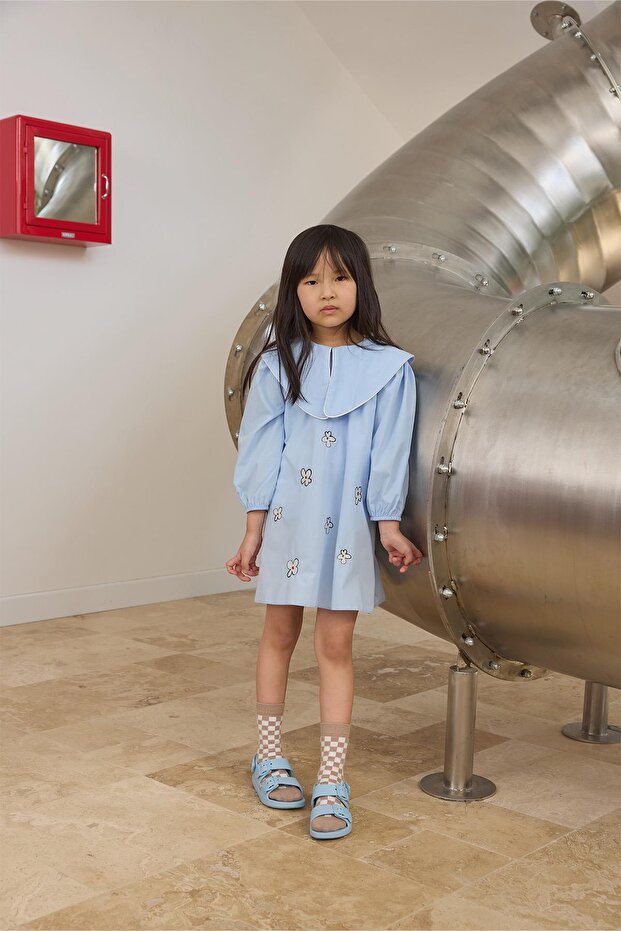 Mavi Üçgen Yaka Nakışlı Elbise - 1