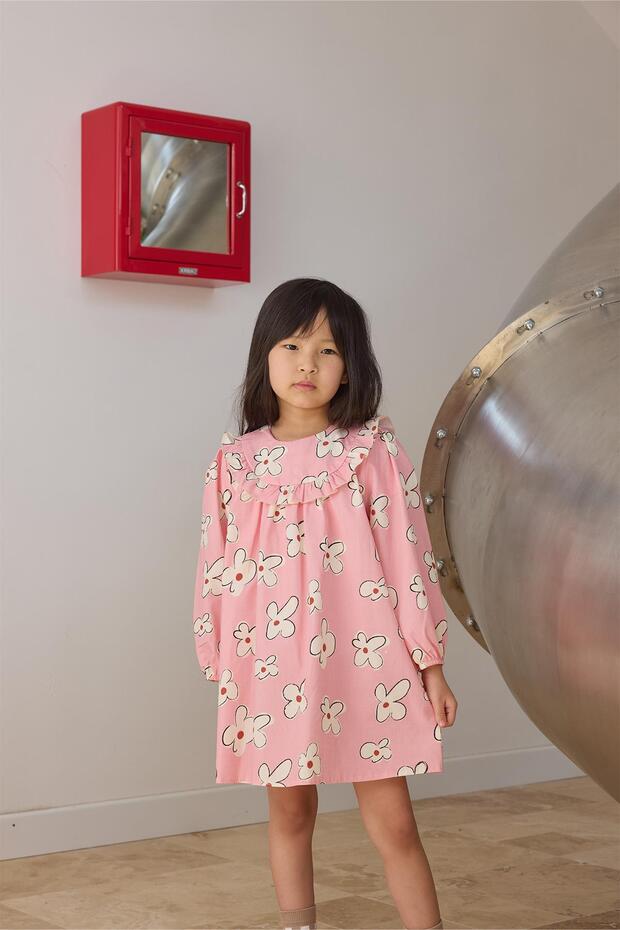 فستان وردي مكشكش مزين بالزهور - 3