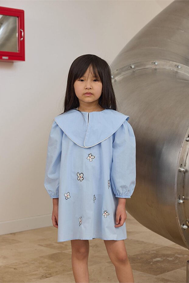 Mavi Üçgen Yaka Nakışlı Elbise - 4