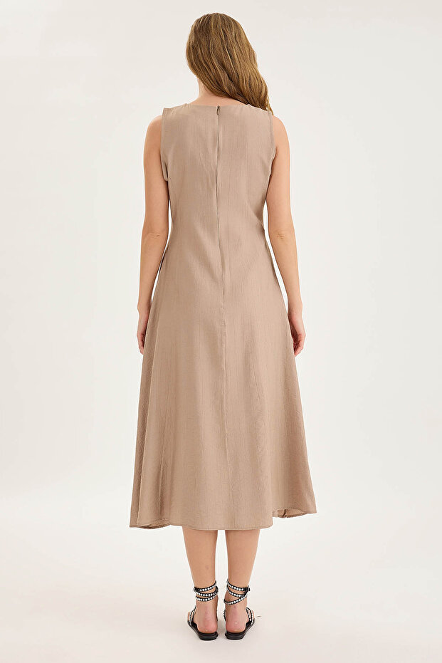 فستان متوسط ​​الطول واسع بدون أكمام - 5