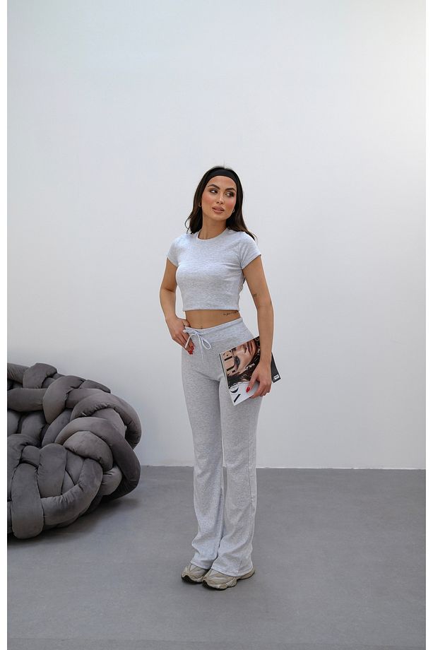 Kadın Gri Vücuda Oturan Esnek Örme Crop Tshirt ve İspanyol Paça Tayt Y2K Alt-Üst Takım - 4