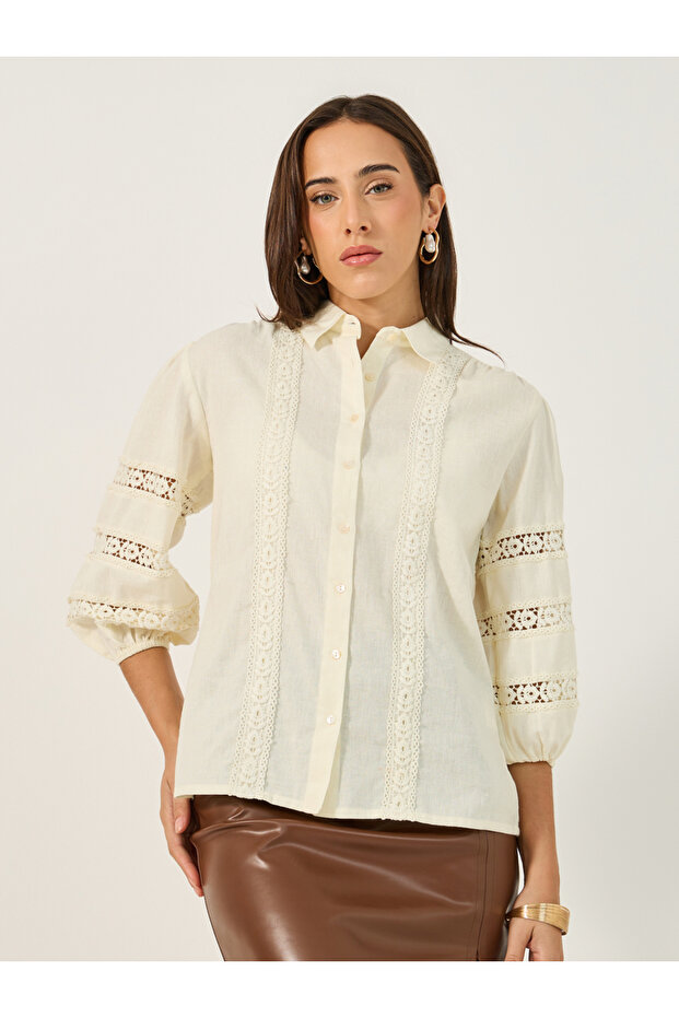 بلوزة بأزرار وأكمام مطوية ومزينة بالدانتيل - 3