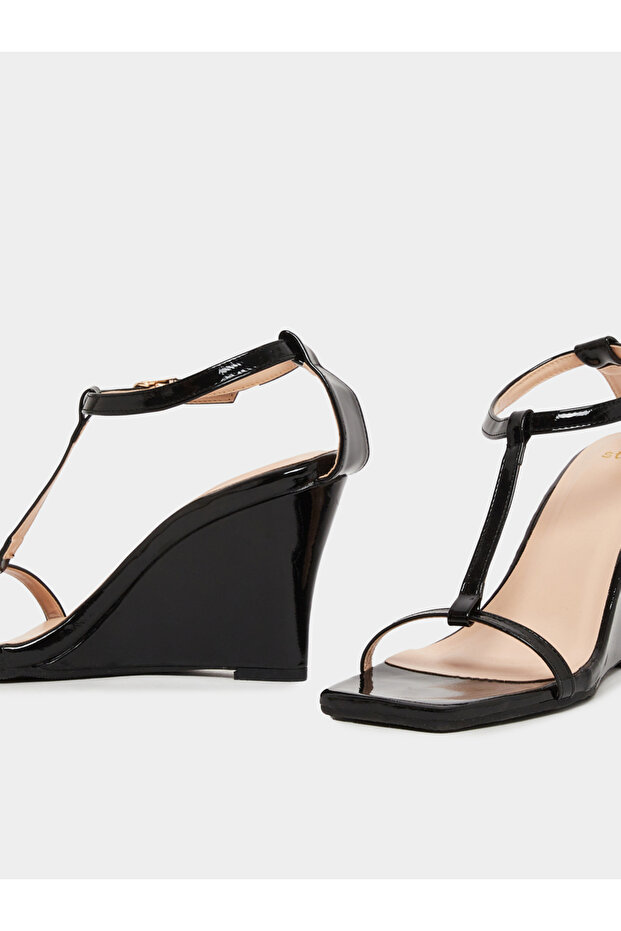 صندل بكعب إسفيني وحزام على شكل حرف T - 3