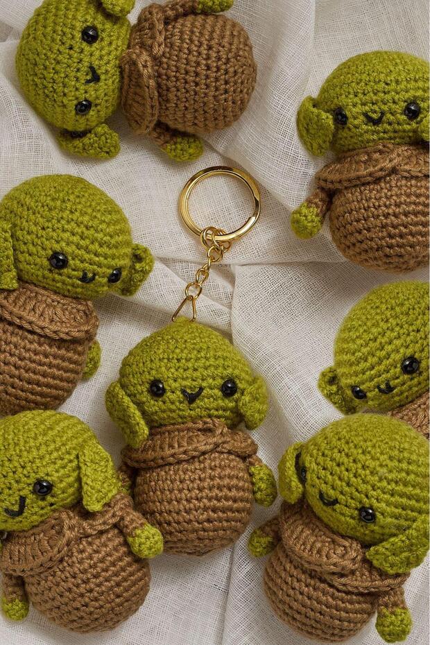 Handmade Green Amigurumi Friendly Keychain – Cute Character Accessory