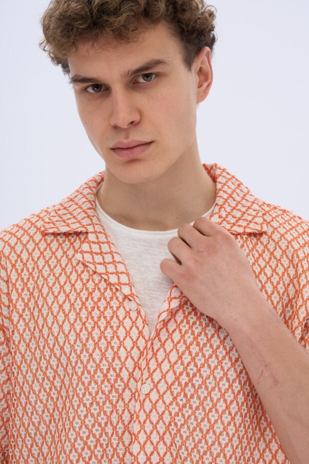 قميص رجالي برتقالي منقوش كبير الحجم - 7