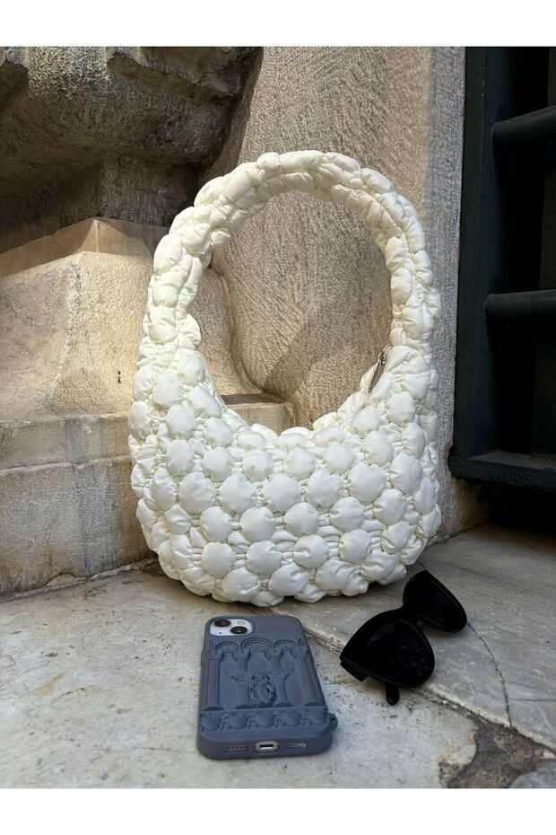 Cluody Bag White Baguette Women's Quilted / Quilted Puff Hand and Shoulder Bag Length: 25 Width: 35 Handle: 60 cm