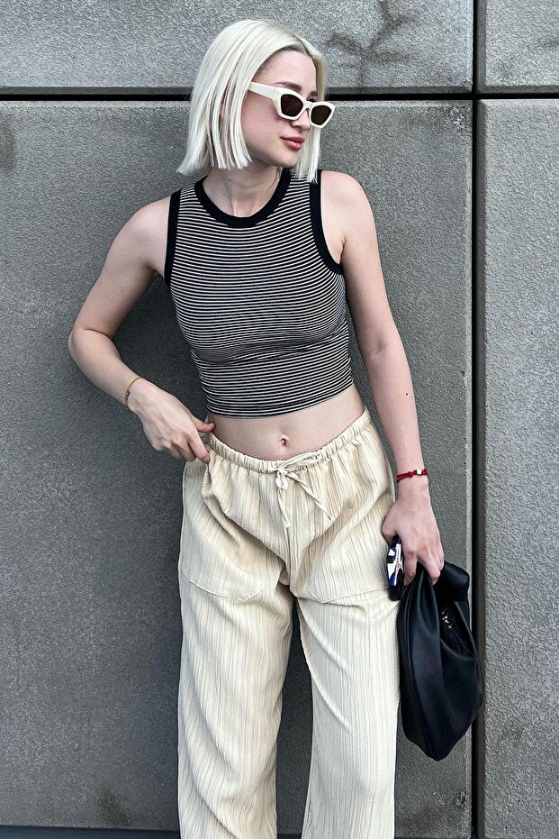 قميص داخلي قصير من الليكرا بحزام سميك أسود اللون MG2118