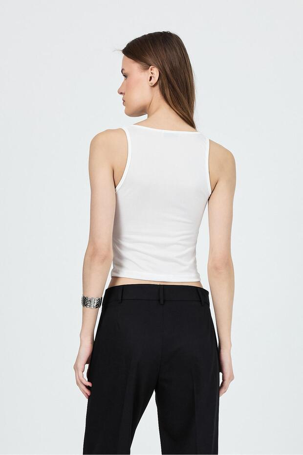 إكرو رقبة على شكل حرف U وأزرار علوية 13298 - 5