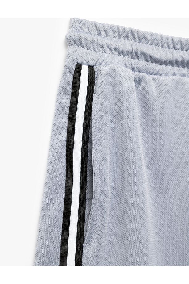 Şerit Detaylı Cepli Beli Bağcıklı Oversize Spor Şort - 5