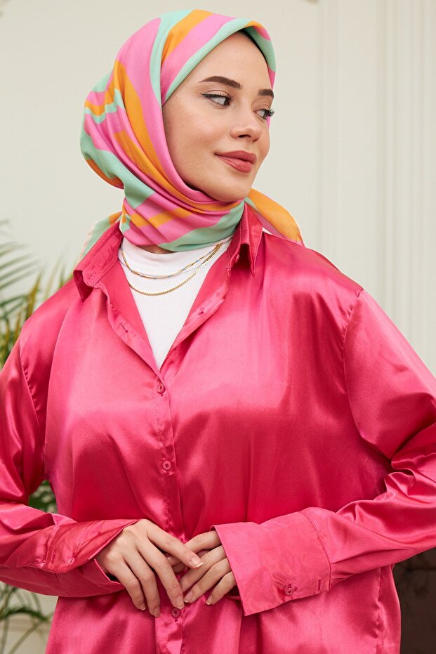 وشاح رفيع من القطن الفسكوزي بحواف مخيطة يدويًا بنمط هندسي زهري عرقي