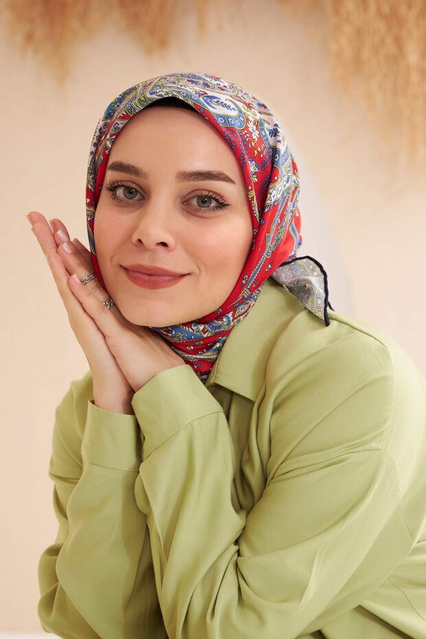 وشاح رفيع من القطن الفسكوزي بحواف مخيطة يدويًا بنمط هندسي زهري عرقي