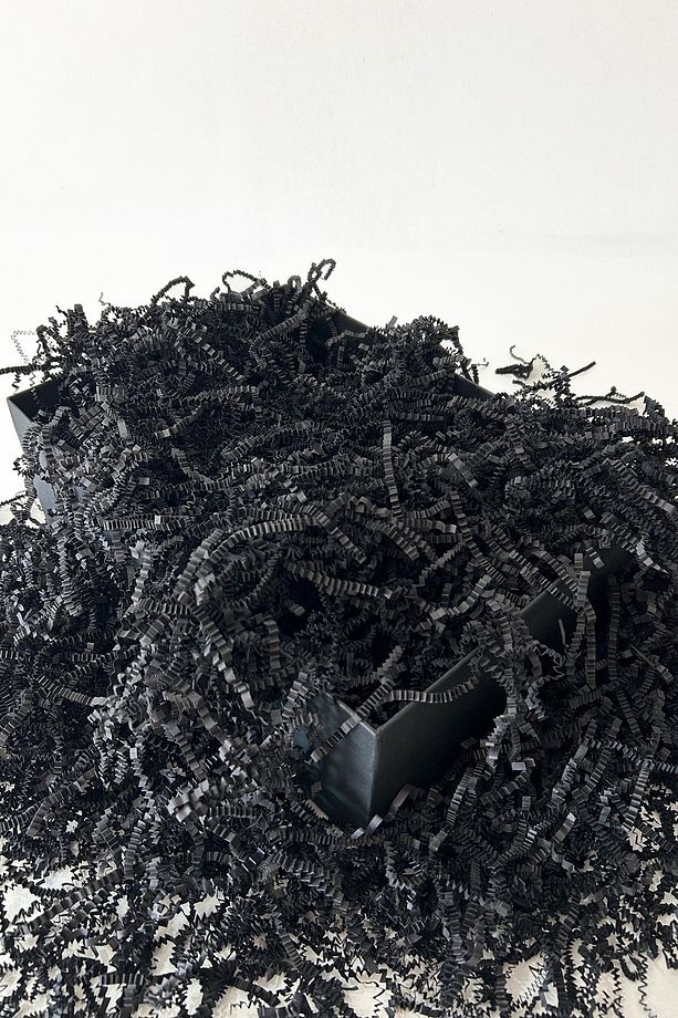 Siyah Kırpık Z Zigzag Pelur Kırpıntı Kağıt 100 gr Süs Dolgu Malzemesi Black Paper Hediye Kutusu Süsü - 2