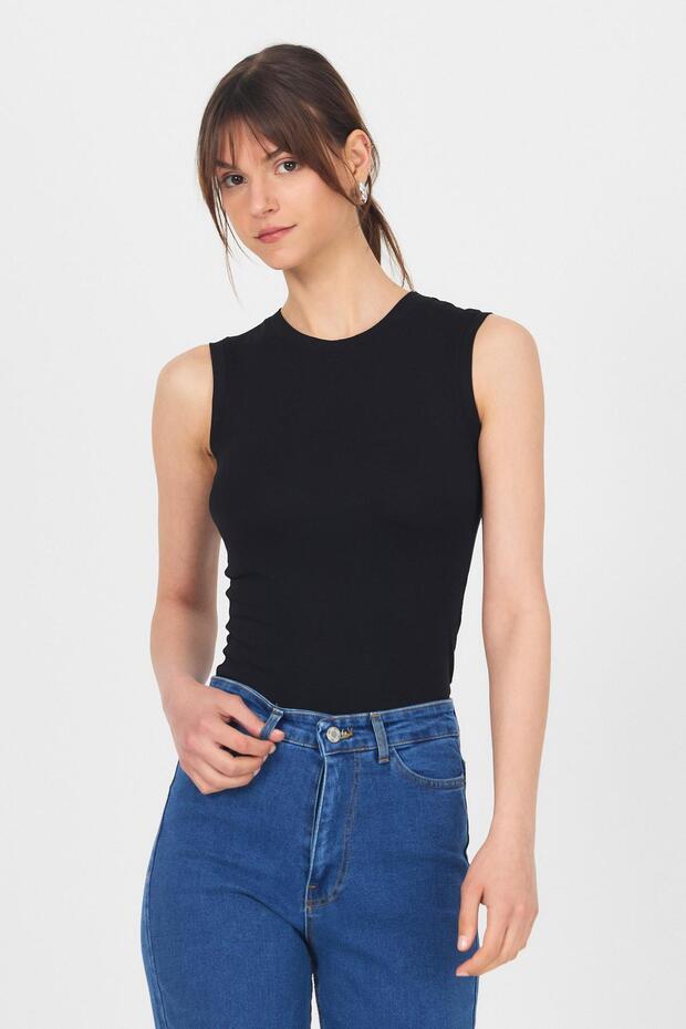 قميص داخلي أسود بدون أكمام برقبة دائرية 319 - 1