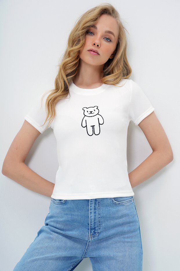 Women's White Crew Neck Teddy Bear Embroidered Ottoban Crop T-Shirt Alc-X13917