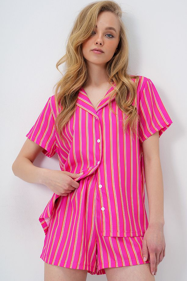 Kadın Fuşya Çizgi Desenli Önü Düğmeli Dokuma Gömlek Ve Şort Pijama Takım PJM-X13891 - 1