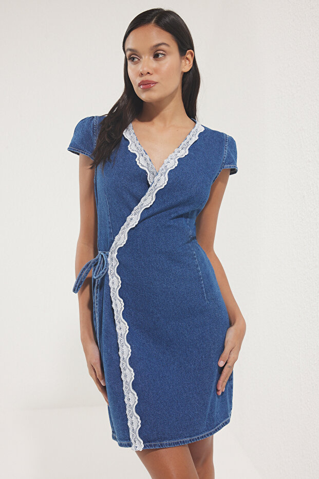 Mavi Dantel Detaylı Kruvaze Bağlamalı Mini Denim Elbise TWOSS25EL00740 - 1