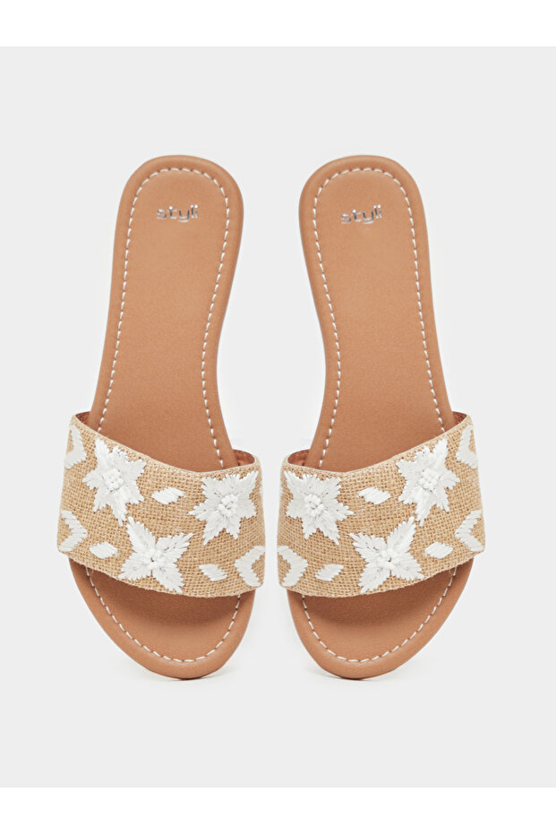 صندل مسطح مفتوح من الأمام ومطرز - 5