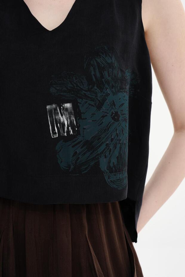 بلوزة معلقة منقوشة مرسومة يدويًا باللون الأسود - 4