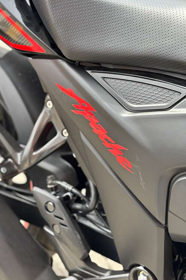 حروف أباتشي باللون الأحمر لليمين واليسار لـ TVS Apache RTR (2 قطعة)