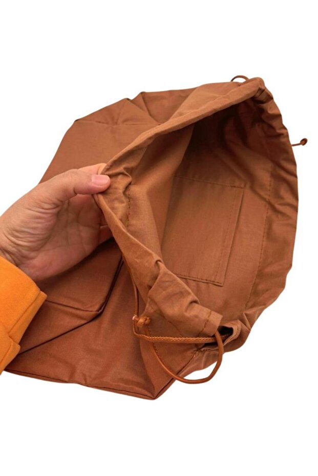 حقيبة Angel Bag مصنوعة من نسيج محبوك وجاهزة للحقيبة مع قاعدة مبطنة ورباط مقاس 22 × 12 سم لون بني فاتح