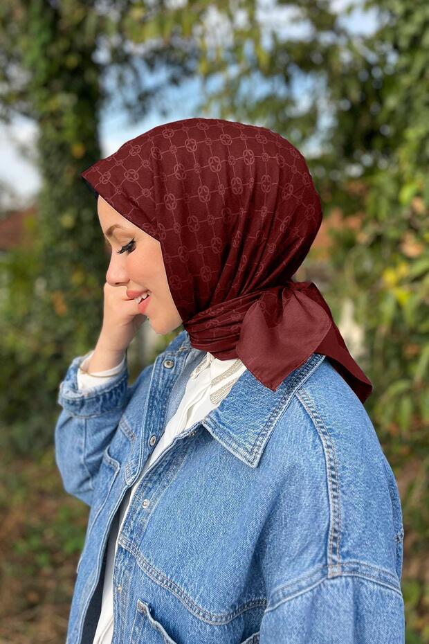 وشاح Elegance بنقشة مونوجرام، باللون العنابي - 1090500-942