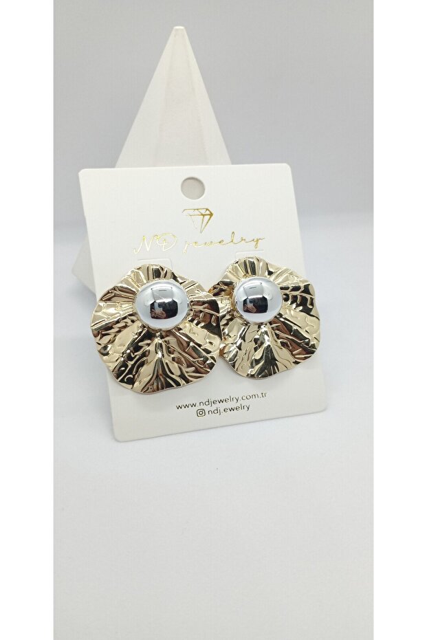 Gold leaf pattern silver button figured earrings - 1