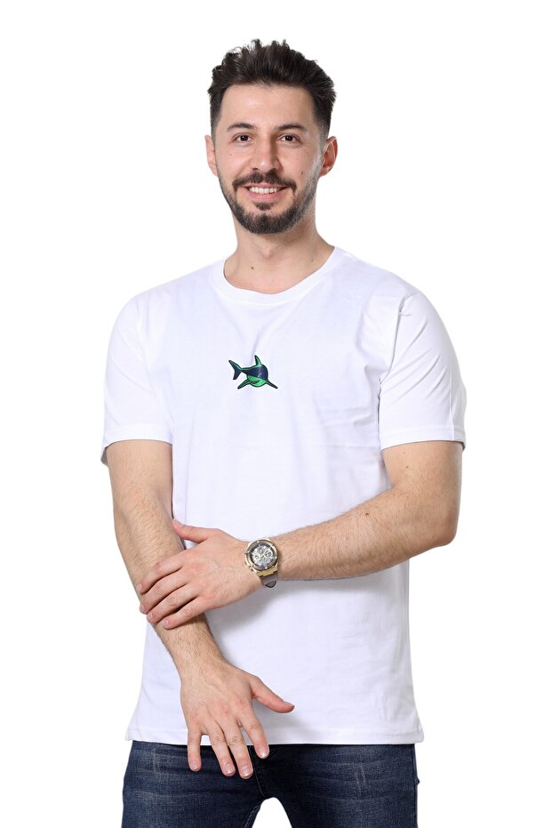 تي شيرت أبيض بتصميم بسيط من Cool Shark
