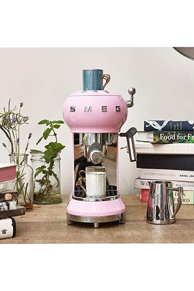 SMEG ECF01PKEU، ماكينة إسبريسو على طراز الخمسينيات، وردي فاتح
