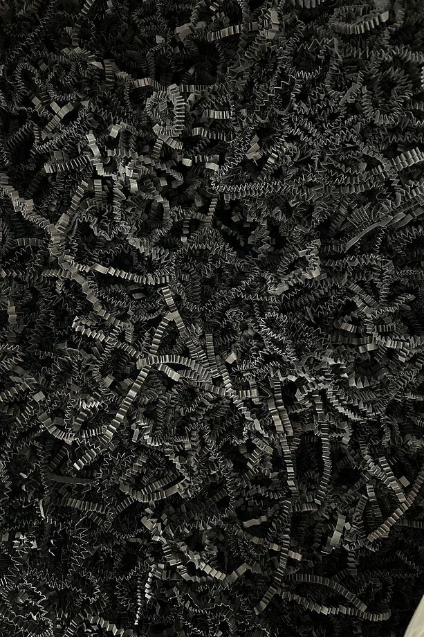 Siyah Kırpık Z Zigzag Pelur Kırpıntı Kağıt 100 gr Süs Dolgu Malzemesi Black Paper Hediye Kutusu Süsü - 1