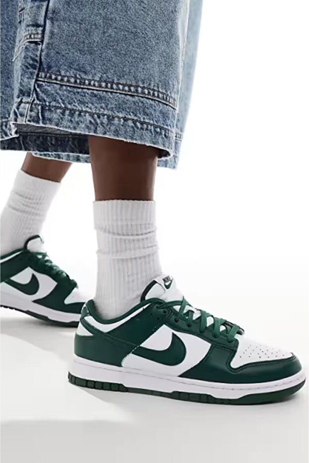 حذاء رياضي كاجوال من Dunk Low Retro باللون الأخضر والأبيض للجنسين