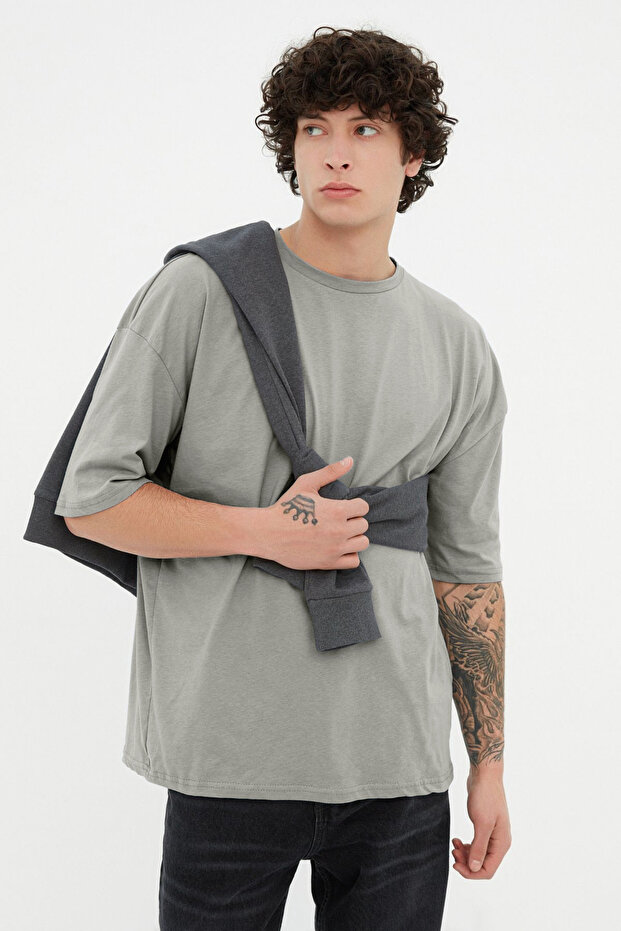 Gri Basic %100 Pamuklu Bisiklet Yaka Oversize/Geniş Kesim Kısa Kollu T-Shirt TMNSS22TS0318 - 2