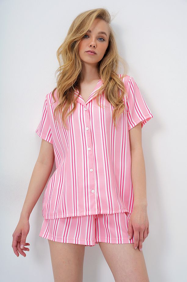 Kadın Somon Çizgi Desenli Önü Düğmeli Dokuma Gömlek Ve Şort Pijama Takım PJM-X13891 - 3