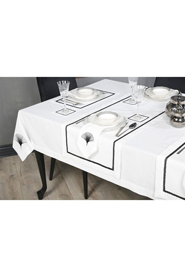 RUNNER IRIS EMBROIDERED LINEN EFFECT ( BLACK )