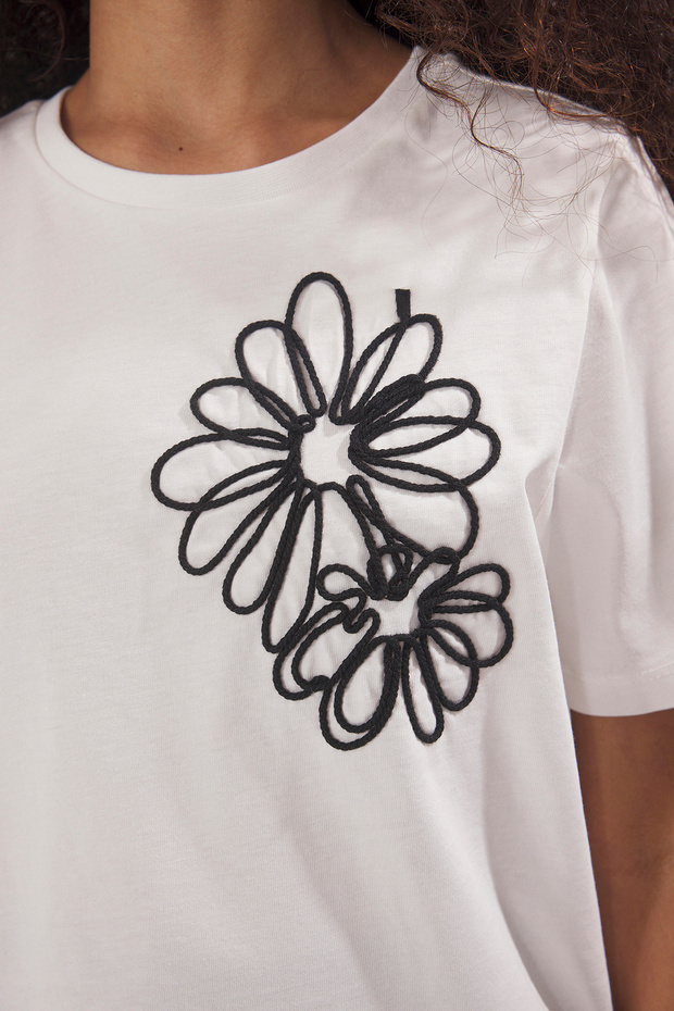 Ekru %100 Pamuk Regular/Normal Kalıp Çiçek Nakışlı Örme T-Shirt TWOSS25TS00028 - 3