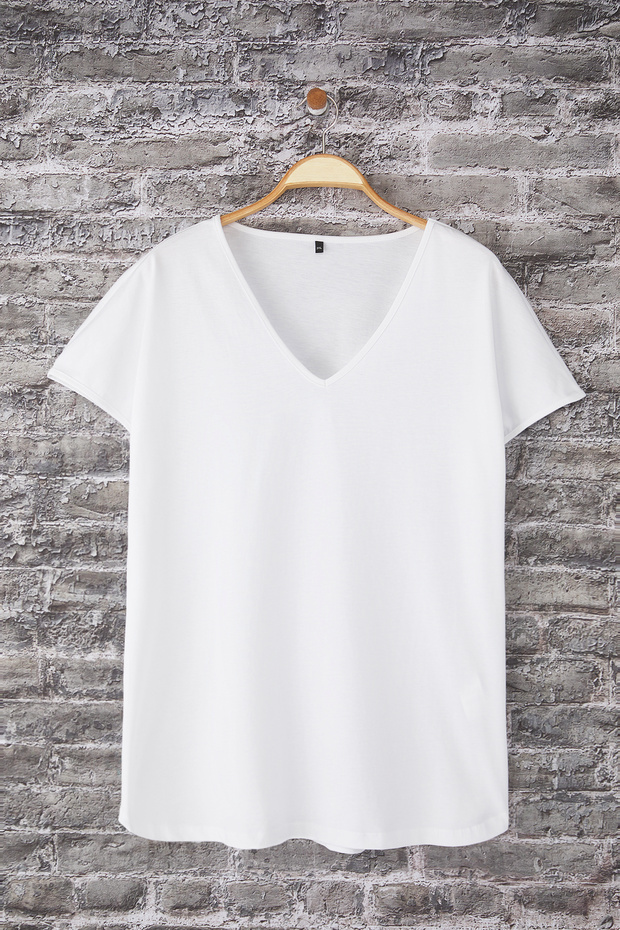 Beyaz V Yaka Uzun Boy Büyük Beden T-shirt TBBSS25BF00073 - 5