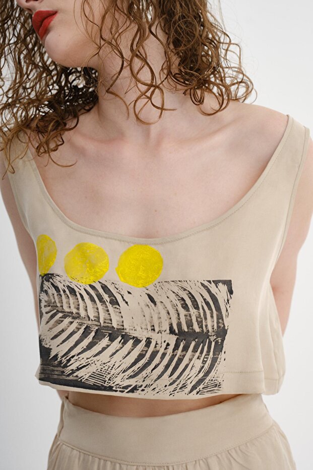 بلوزة قصيرة بطبعة أوراق الشجر باللون البيج - 4