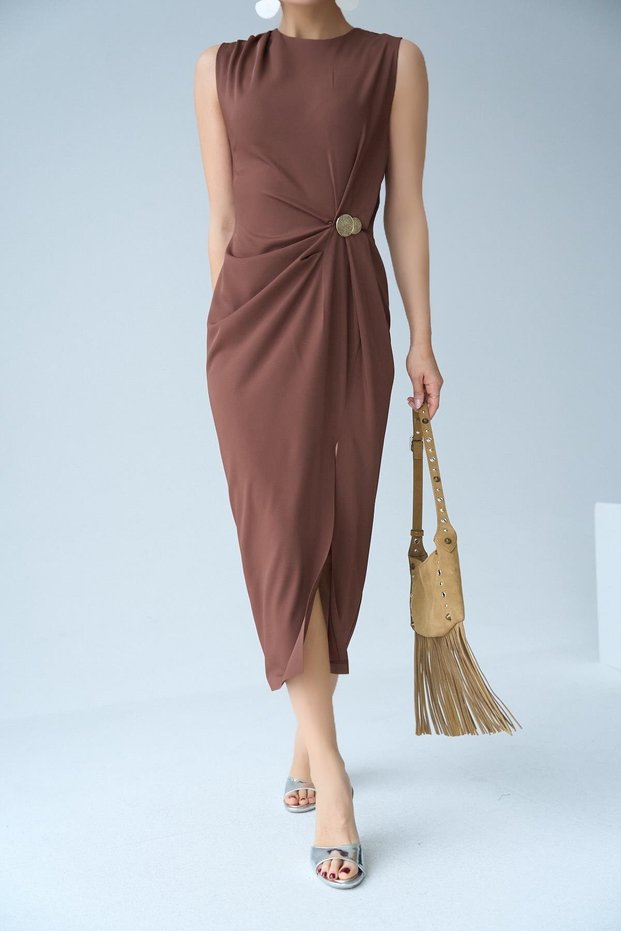 Women's Black Crew Neck Drape Gold Accessory Detailed Slit Midi Dress