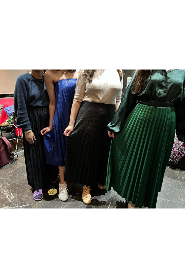 This long, thin, Pleated with a Leather-Look has an elasticated waistband.