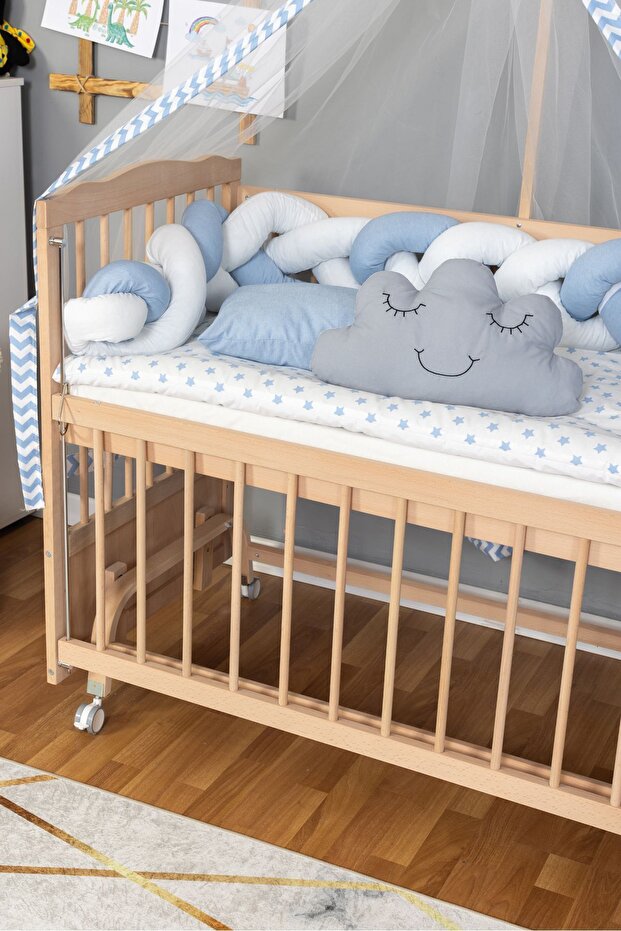 Ahşap Beşik Anne Yanı Beşik Organik 60x120 - Mavi Beyaz Örgü Uyku Seti Seti + Yatak + Tekerlekli - 4