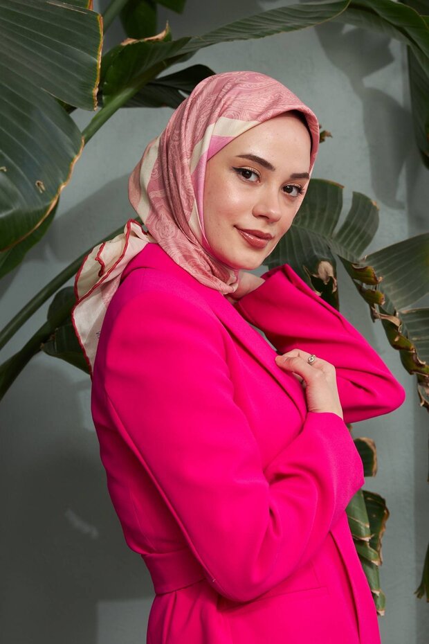وشاح رفيع من القطن الفسكوزي بحواف مخيطة يدويًا بنمط هندسي زهري عرقي