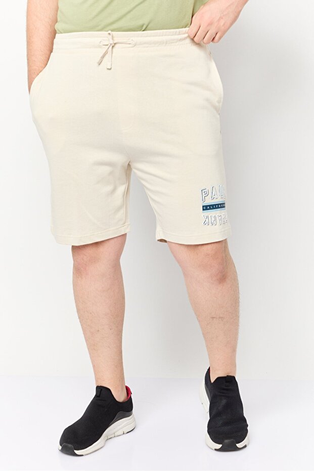 شورت رجالي أساسي بطبعة جرافيكية، بيج - 1