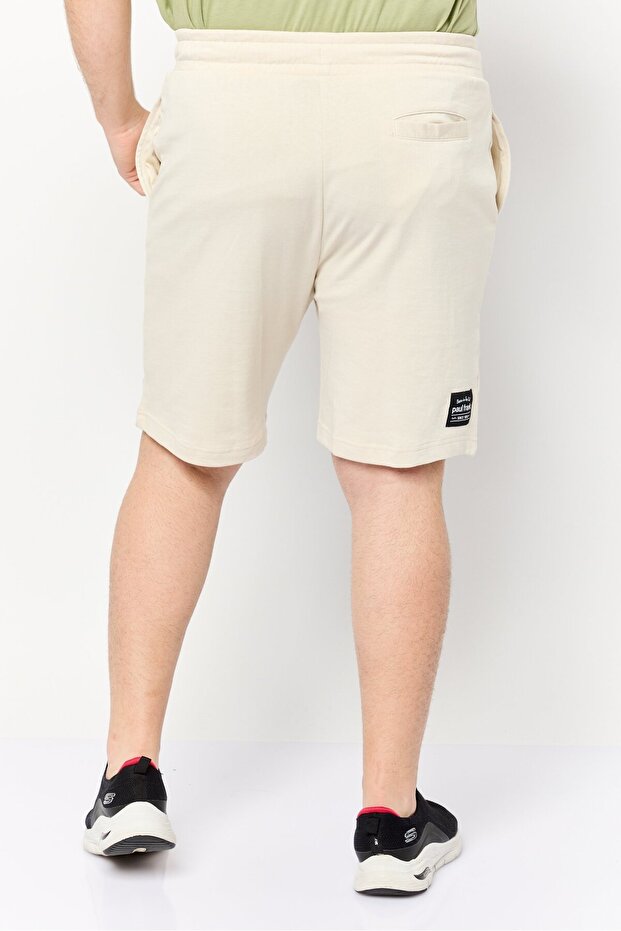 شورت رجالي أساسي بطبعة جرافيكية، بيج - 2