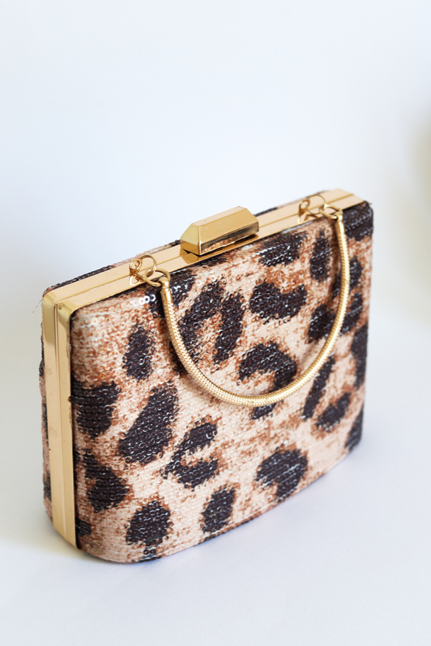 حقيبة فستان سهرة بتفاصيل ترتر منقوشة بنقشة الفهد - 1