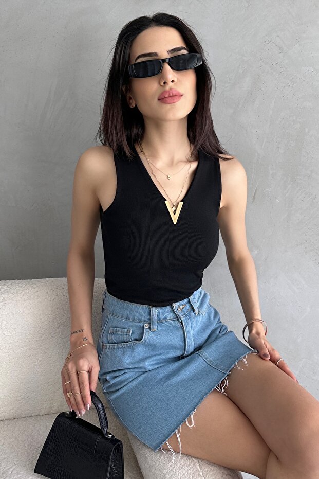 Women's Black Metal V Accessory Sleeveless Ribbed Knitted Blouse