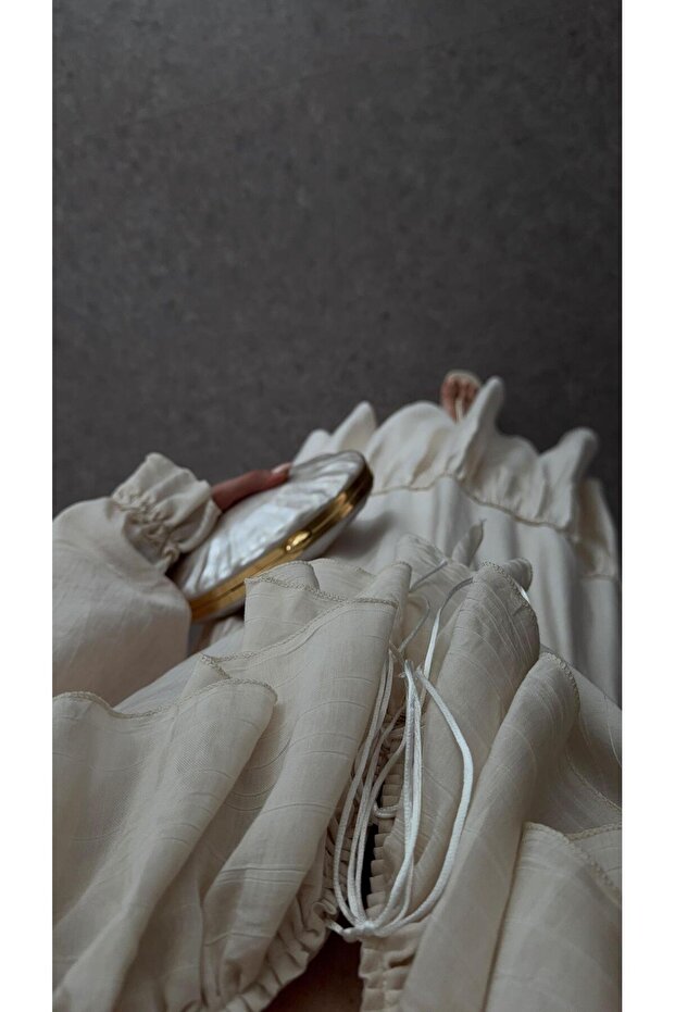 Rochie crem cu volane - 6