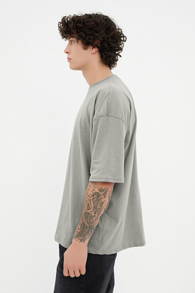 Gri Basic %100 Pamuklu Bisiklet Yaka Oversize/Geniş Kesim Kısa Kollu T-Shirt TMNSS22TS0318 - 5